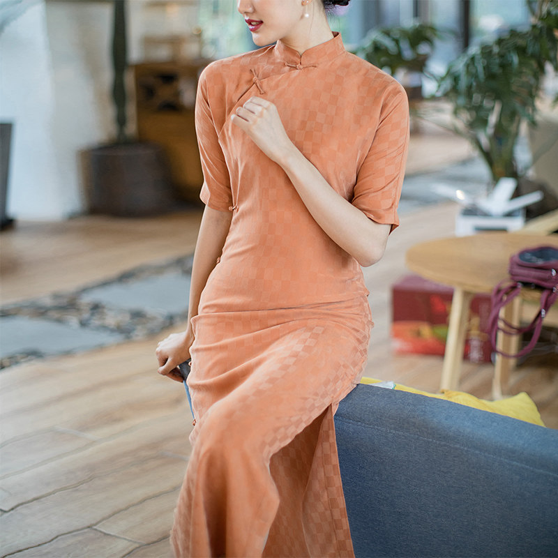 How to interpret the cheongsam of the traditional retro flat-cut one-piece  cheongsam with the