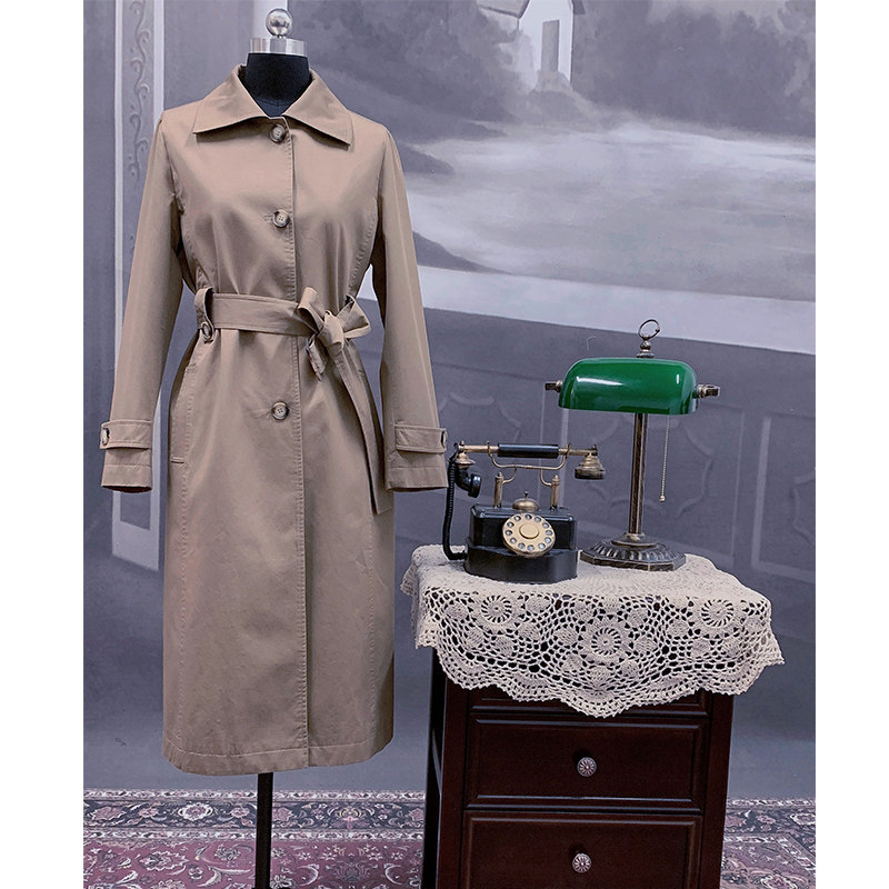 Tang Wei's replica of the elegant old Shanghai retro-style cheongsam from the movie "Lust, Caution," paired with a single-breasted British trench coat.