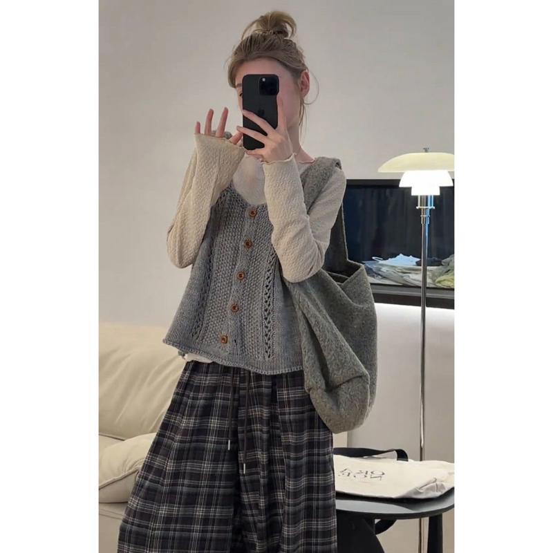 Korean Style V-Neck Hollow Knit Vest for Women, Spring and Autumn Short Single-Breasted Loose Layered Sleeveless Vest for Women Korean Style V-Neck Hollow Knit Vest for Women, Spring and Autumn Short Single-Breasted Loose Layered Sleeveless Vest for Women