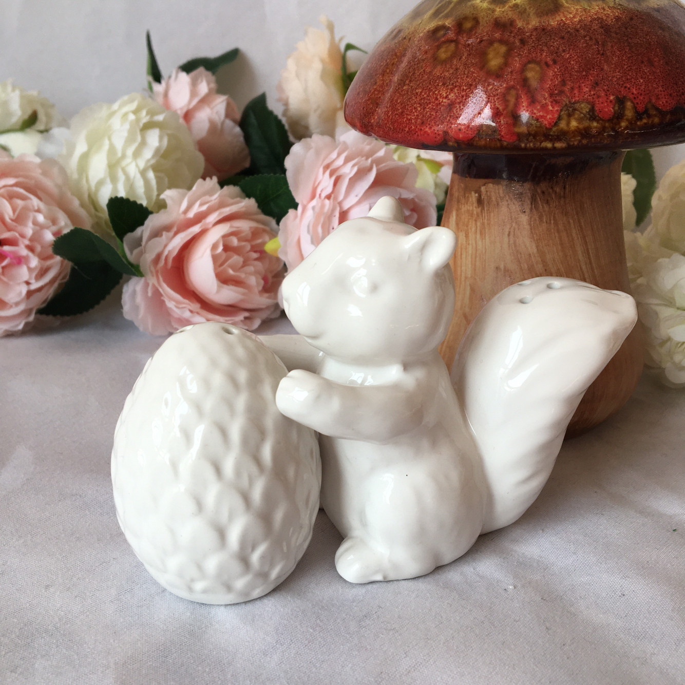 Minima Nordic American Countryside Home Sitcom Decoration Ceramic Seasoned Bottle Pepper Bottle Squirrel Hug Pine Fruit Pendulum