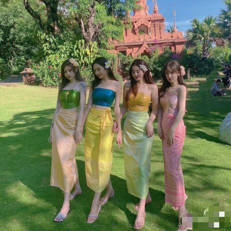 Ji Jingyi's Influencer-Style Xishuangbanna Dai Ethnic Fresh Summer Studio Art Photo Shoot Theme Clothing