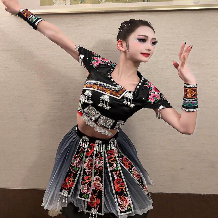 新しいミャオ族の衣装少数民族のダンスパフォーマンスの衣装チワン族のトゥチャ族の競技パフォーマンスの衣装のスーツミャオ江の新しい