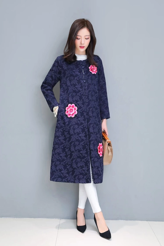 Mùa thu cỡ lớn cotton và vải lanh của phụ nữ cộng với áo len nhung thêu phong cách dân tộc jacquard giữa áo gió dài mùa đông mỏng - Trench Coat