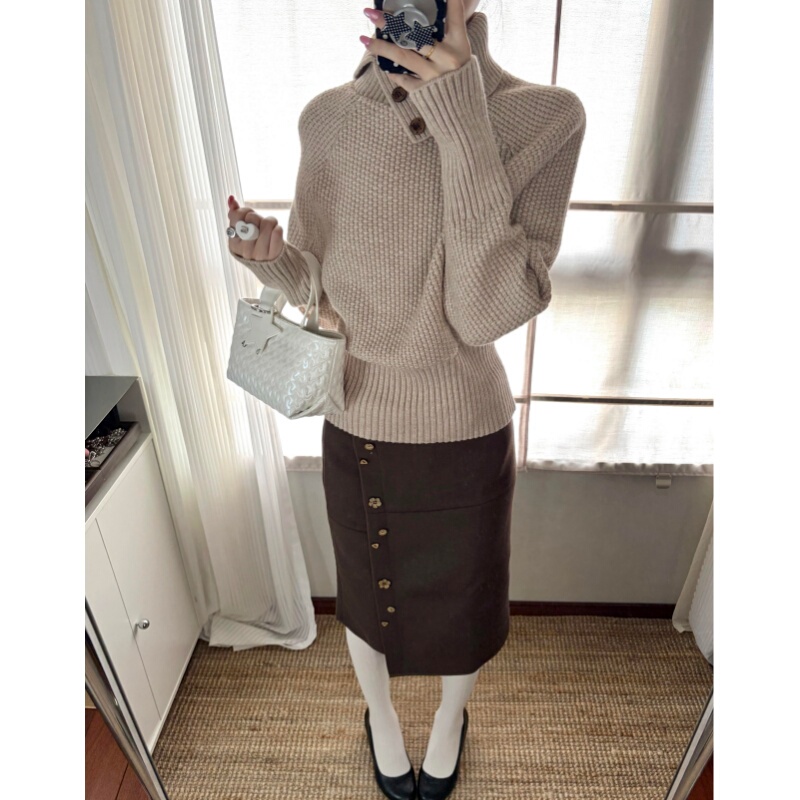 Placeorder High-Neck, Waist-Cinching, Batwing-Sleeve Knit Sweater Made of Wool, Can Be Worn as Outerwear or Layered Inside, Beige Slant-Neck Sweater Placeorder High-Neck, Waist-Cinching, Batwing-Sleeve Knit Sweater Made of Wool, Can Be Worn as Outerwear or Layered Inside, Beige Slant-Neck Sweater