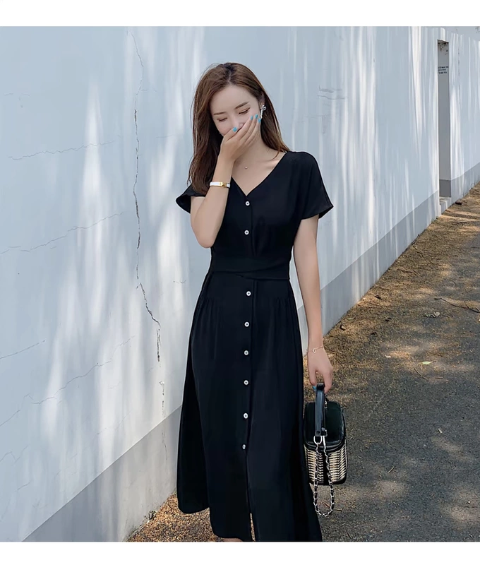 Mùa hè năm 2020 của phụ nữ mới Phong cách Hepburn eo dài váy đen Áo dài tay ngắn cổ chữ V cho phụ nữ - Váy dài