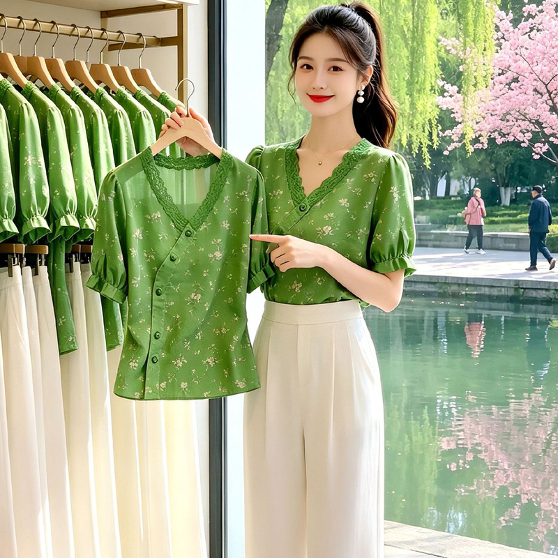 Fresh Green Floral Short-Sleeved Shirt for Women with V-Neck Lace Trim and Single-Breasted Slimming Top Fresh Green Floral Short-Sleeved Shirt for Women with V-Neck Lace Trim and Single-Breasted Slimming Top