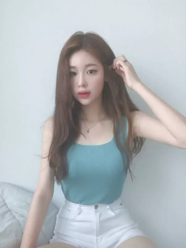 Mặc một chiếc áo len ngắn cổ chữ U đan mỏng Slim vest kiểu dáng của phụ nữ