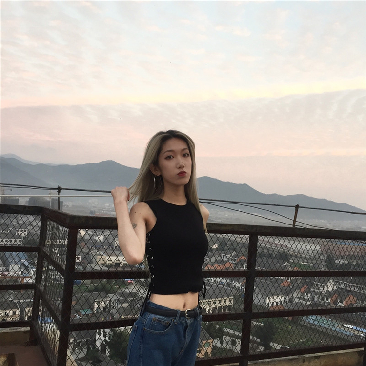 Mùa xuân và mùa hè Phụ nữ phiên bản Hàn Quốc của dây đeo cá tính ngắn đan áo len không tay hoang dã lộ ra áo sơ mi rốn shop quần áo nữ