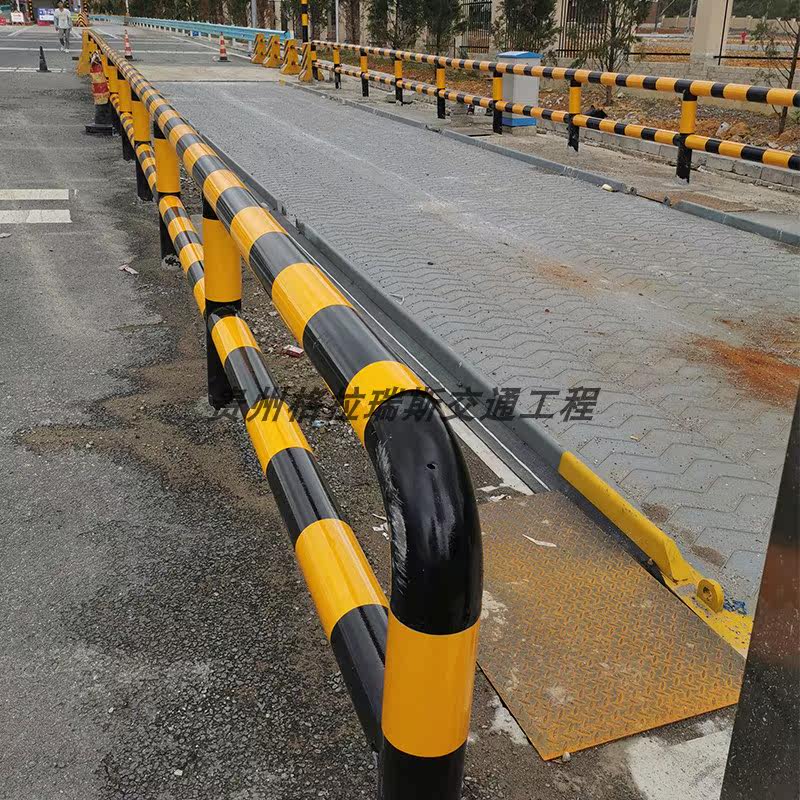 High-speed toll station anti-collision guardrail road isolation steel structure welding car blocking yellow and black reflective railing Guizhou manufacturers