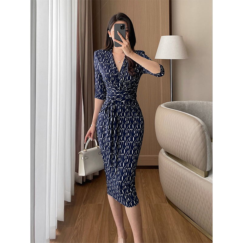 High-End Navy Blue Printed Dress, Summer Style, Slim Fit, Thin V-Neck, Tie Waist, Hip-Hugging Mid-Length Skirt