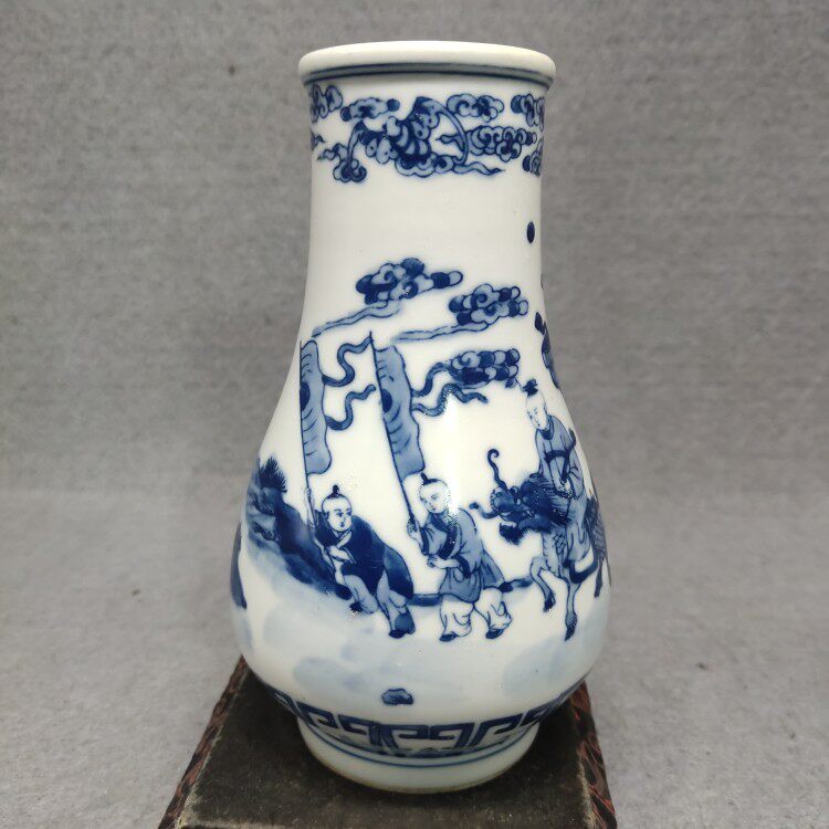 清代康熙年制精品青花麒麟送子纹花觚：古董收藏界的扛鼎之作，你值得