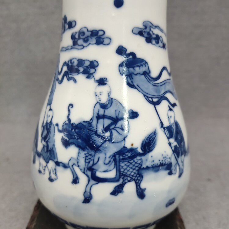 清代康熙年制精品青花麒麟送子纹花觚：古董收藏界的扛鼎之作，你值得