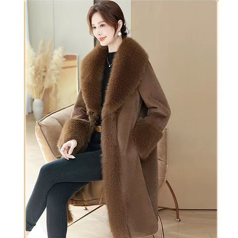 2025 New High-End Winter Coat for Women, Mid-Length, with Fox Fur Collar, Integrated Fur and Leather, Thickened Fur Coat, Trendy