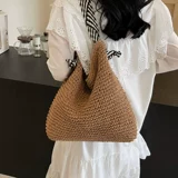 Вместительная и большая соломенная сумка на одно плечо