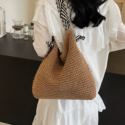 Вместительная и большая соломенная сумка на одно плечо