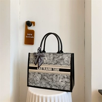 Черный большой шелковый шарф