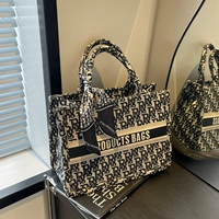 Черная труба, чтобы отправить шелковой шарф