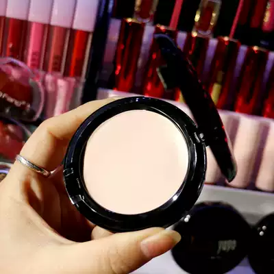 9 9 Concealer strongly covers scars, acne marks, dark circles, freckles, spots, white foundation