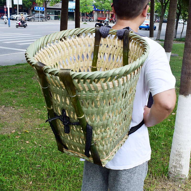 Sichuan bamboo chuckleback with large number of adults taking mushrooms and bamboo baskets to catch and buy vegetable bamboo baskets dance props for tea back