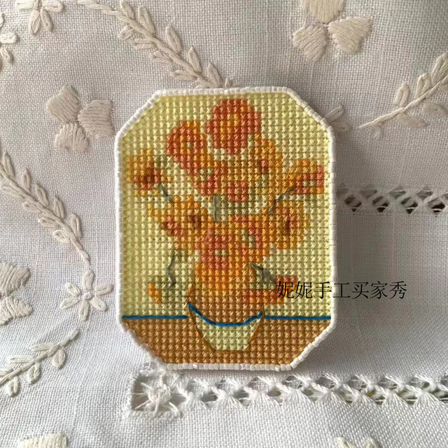 2023 ຜະລິດຕະພັນໃຫມ່ DMC cross stitch mini ຂະຫນາດນ້ອຍອອກແບບຮູບກອບຮູບແຕ້ມທີ່ມີຊື່ສຽງໃນໂລກໃຫມ່ handmade ຕູ້ເຢັນແມ່ເຫຼັກ embroidery ຂອງຂວັນ