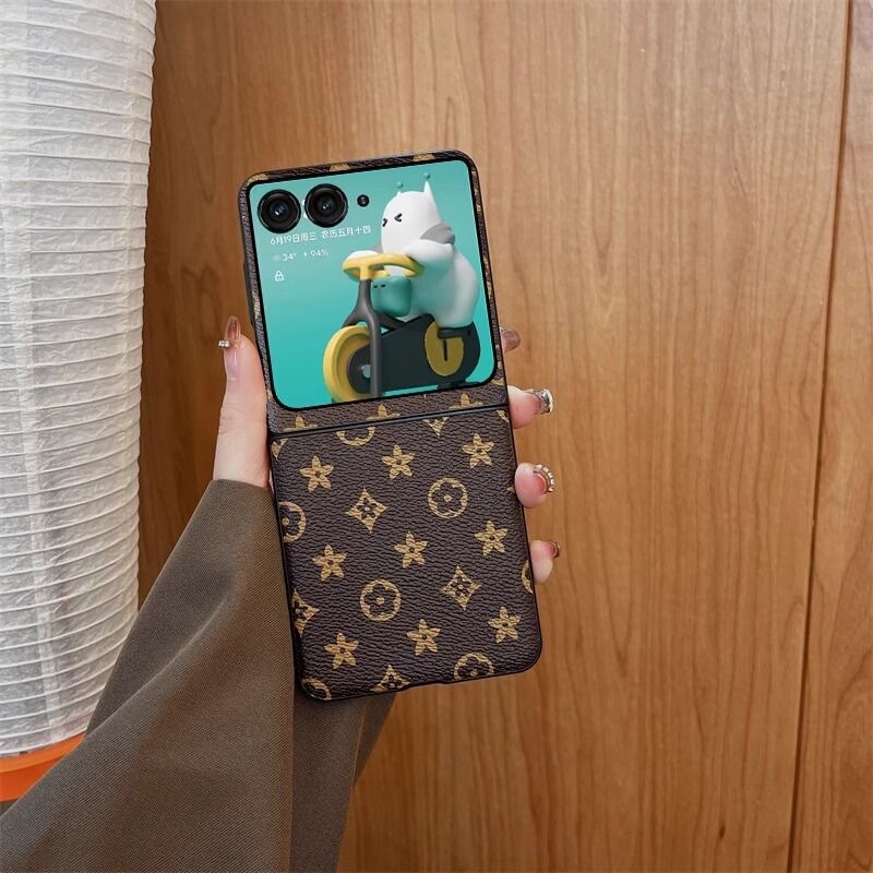 Suitable for Motorola Razr60 Mobile Phone Case, High-End Trendy Brand, Retro Leather Texture, Razr50 Full-Cover Business Simple Style, Unisex, Light Luxury, Niche, Ultra-Thin, Anti-Drop, Personalized Classic Old Pattern, Luxurious and Fashionable Suitable for Motorola Razr60 Mobile Phone Case, High-End Trendy Brand, Retro Leather Texture, Razr50 Full-Cover Business Simple Style, Unisex, Light Luxury, Niche, Ultra-Thin, Anti-Drop, Personalized Classic Old Pattern, Luxurious and Fashionable