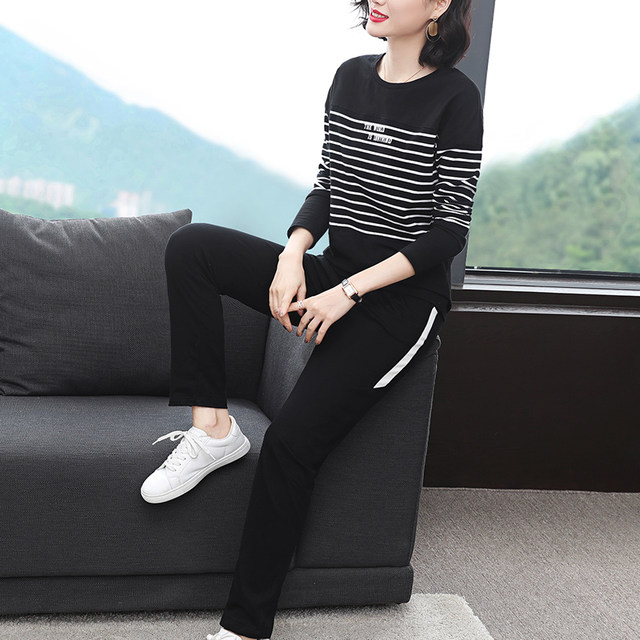 Pure cotton long-sleeved T-shirt for middle-aged mothers, fashionable bottoming shirt, 2024 spring new style striped top, autumn outer wear