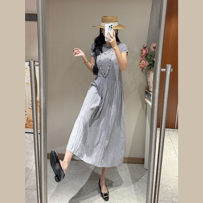2026 Summer New Style Simple and Elegant Short-Sleeved Pleated Dress, Stylish and Mature Gray Long Dress for Women