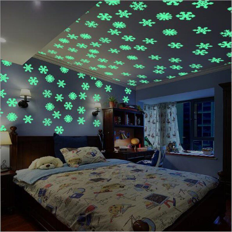 50pcs-or100pcs-luminoundws wall-sticker-snowflake-glow-in-the-dark-decal-kids-babys-christmas (1)