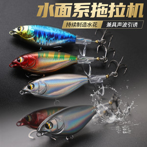 
Tractor Lua bait is cast far into the water surface, floats, small water wave climbs with propeller to catch cock-mouthed bass, fake bait
