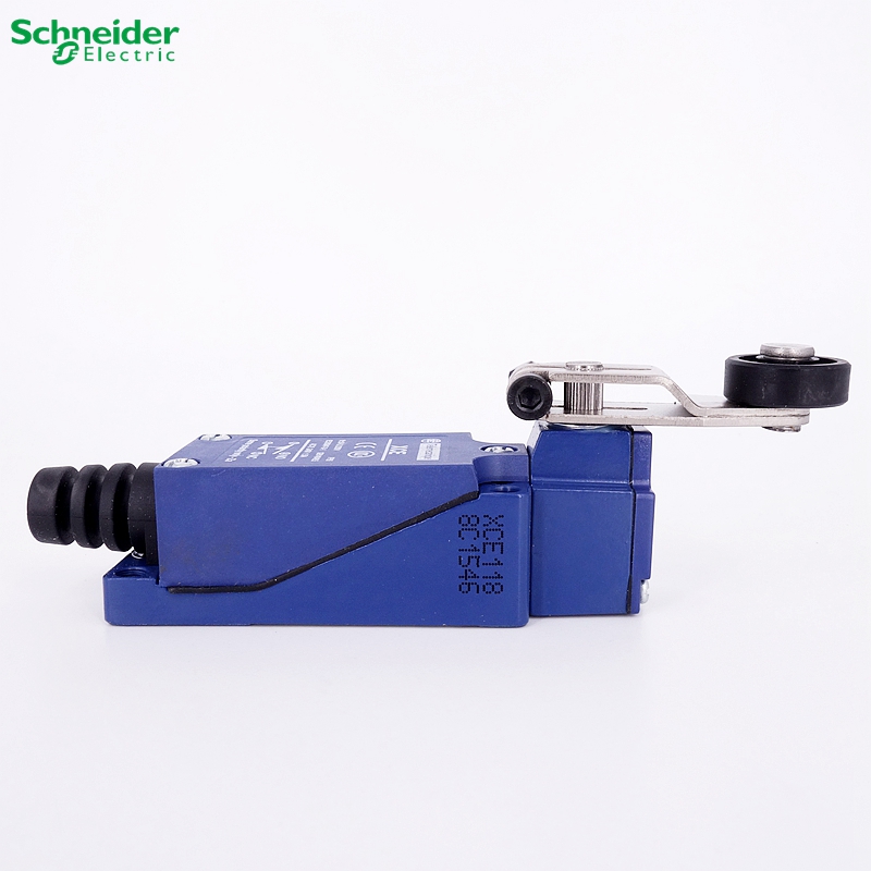 New in Box Schneider Telemecanique Limit Switch XCE-118 XCE118