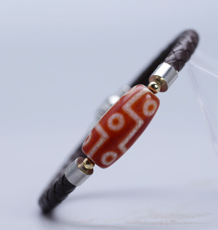 Украшения на руку 圣饰奇缘 天然真品西藏老矿玛瑙九眼天珠12*28mm磁铁扣款天珠手串