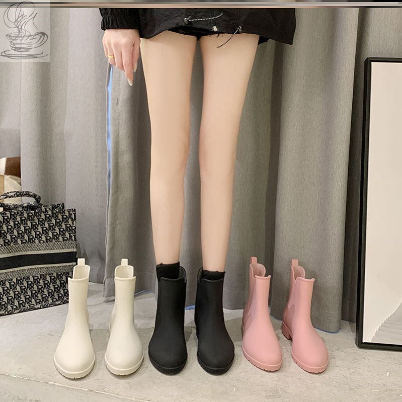 Water shoes women in summer light and beautiful rainshoes fashion 2021 fashionable round head England wind boots beautiful Japanese outer wear