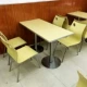 Один таблица четыре стула из нержавеющей стали
