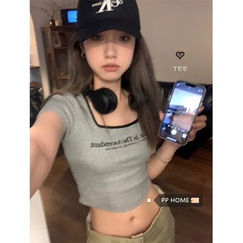 Спортивная короткая футболка с коротким рукавом, по фигуре, квадратный вырез, с вышивкой