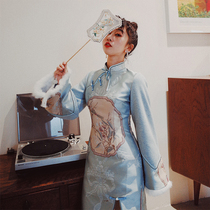 The yellow pussy is original and happy with the jacquard Mao and the national wind reigns the leaner and the short and the improved flag gown spring and autumn