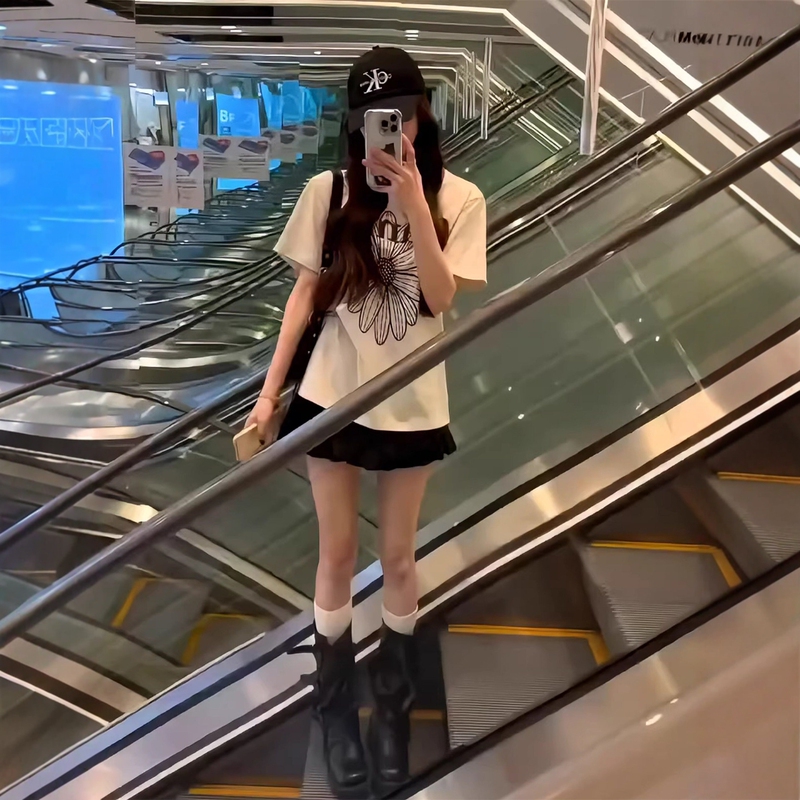 Korean-Style Sweet and Cool Casual Sports Suit for Women, Summer Loose-Fitting Daisy Print Short-Sleeve T-Shirt and Short Skirt Two-Piece Set