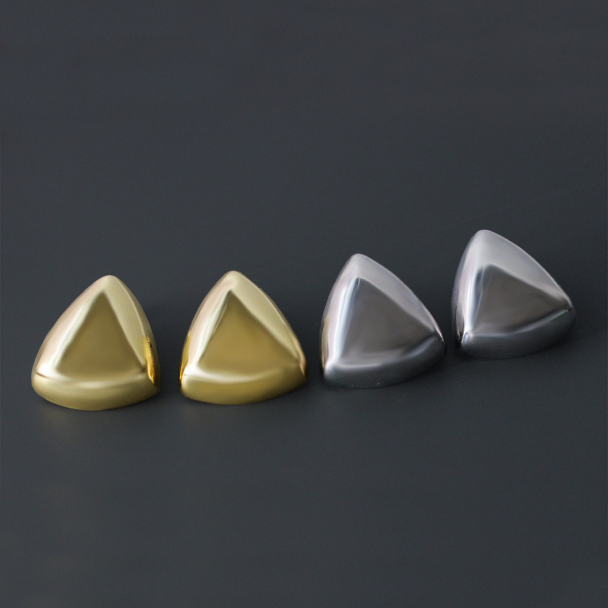 KHE* ミニマリスト メタリック ゴールド レルストラル スタッドピアス、新しいクロスボーダー スタイル、シンプルで光沢のある立体的な三角形のスタッドピアス。