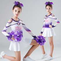 Les enfants cheerleaders sortent avec de longues manches les nouvelles filles cheerleaders exécutent une combinaison de danse adaptée à la compétition