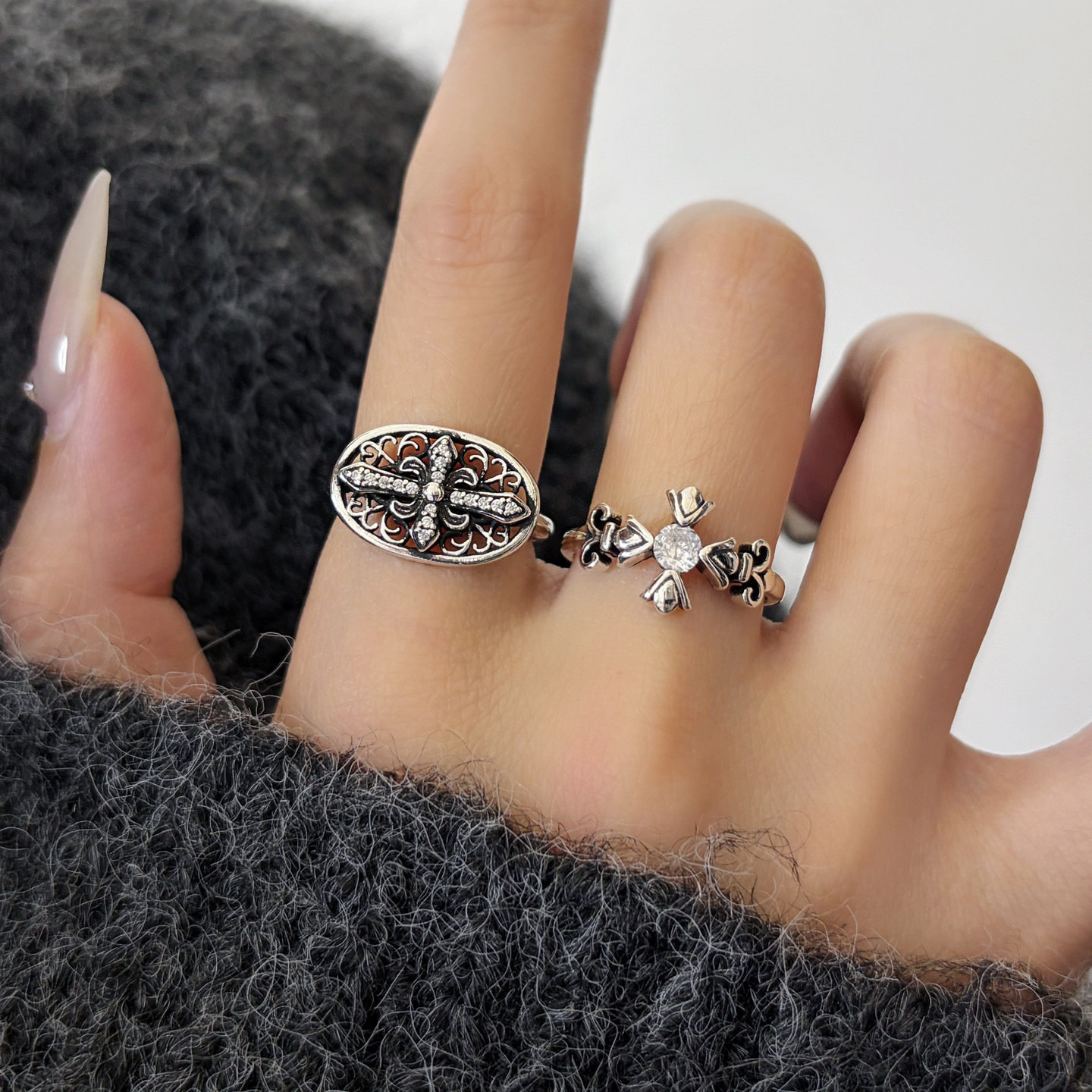 Niche cool retro oval hollow pattern cross ring for women new flower cross opening adjustable