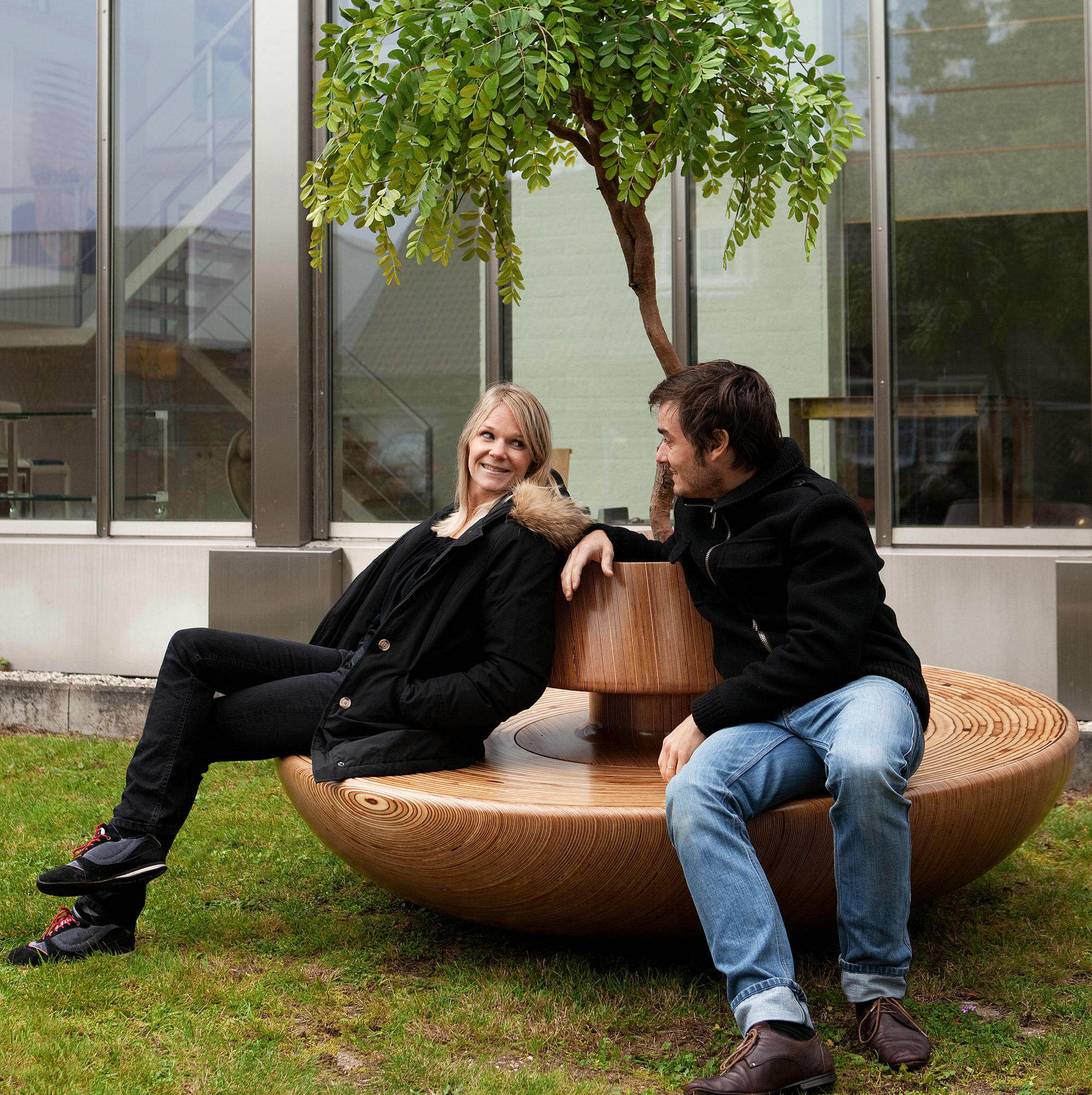 Circular shopping mall Meichen public seat airport fiberglass imitation wood grain leisure round chair outdoor landscape rest area