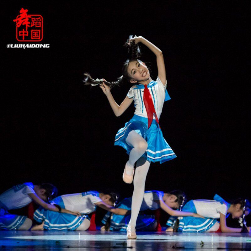 Xiaohe style small pigtails and Shan Niuniu dance performance costumes chorus young pioneers red scarf performance costumes