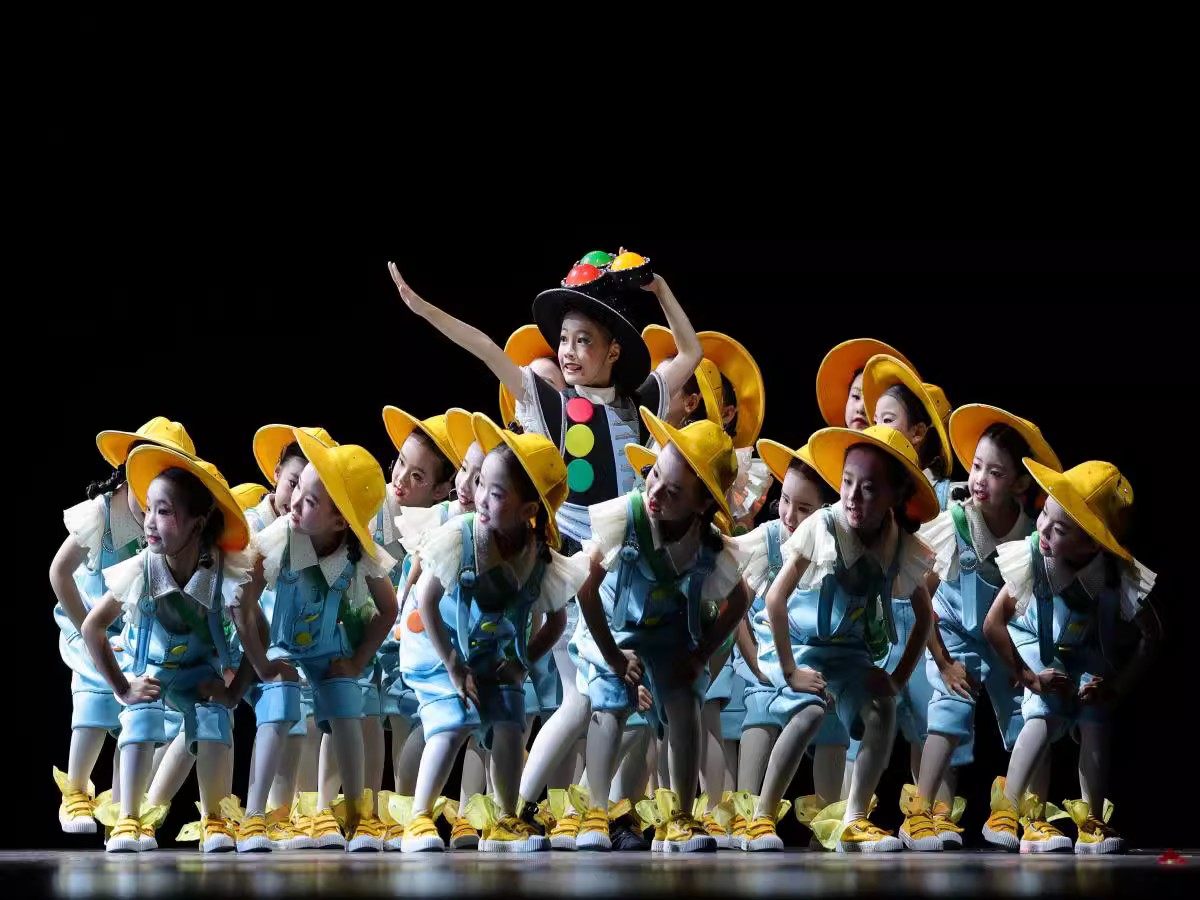 12th Little Horsewind We'll all cross the road to play children's back with pants kindergarten dance costumes-Taobao