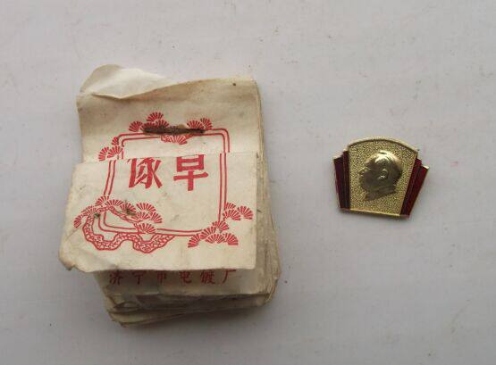Chairman Mao's badge during the Cultural Revolution nostalgic red aluminum badge ornaments 8 old objects collection original paper bag hot sale