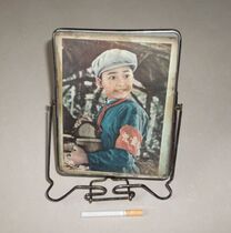 The Cultural Revolution Old glass mirror sparkling red star Pan Winter Subway Ancient playing with nostalgic red makeup comb Makeup Mirror Old Objects Collection