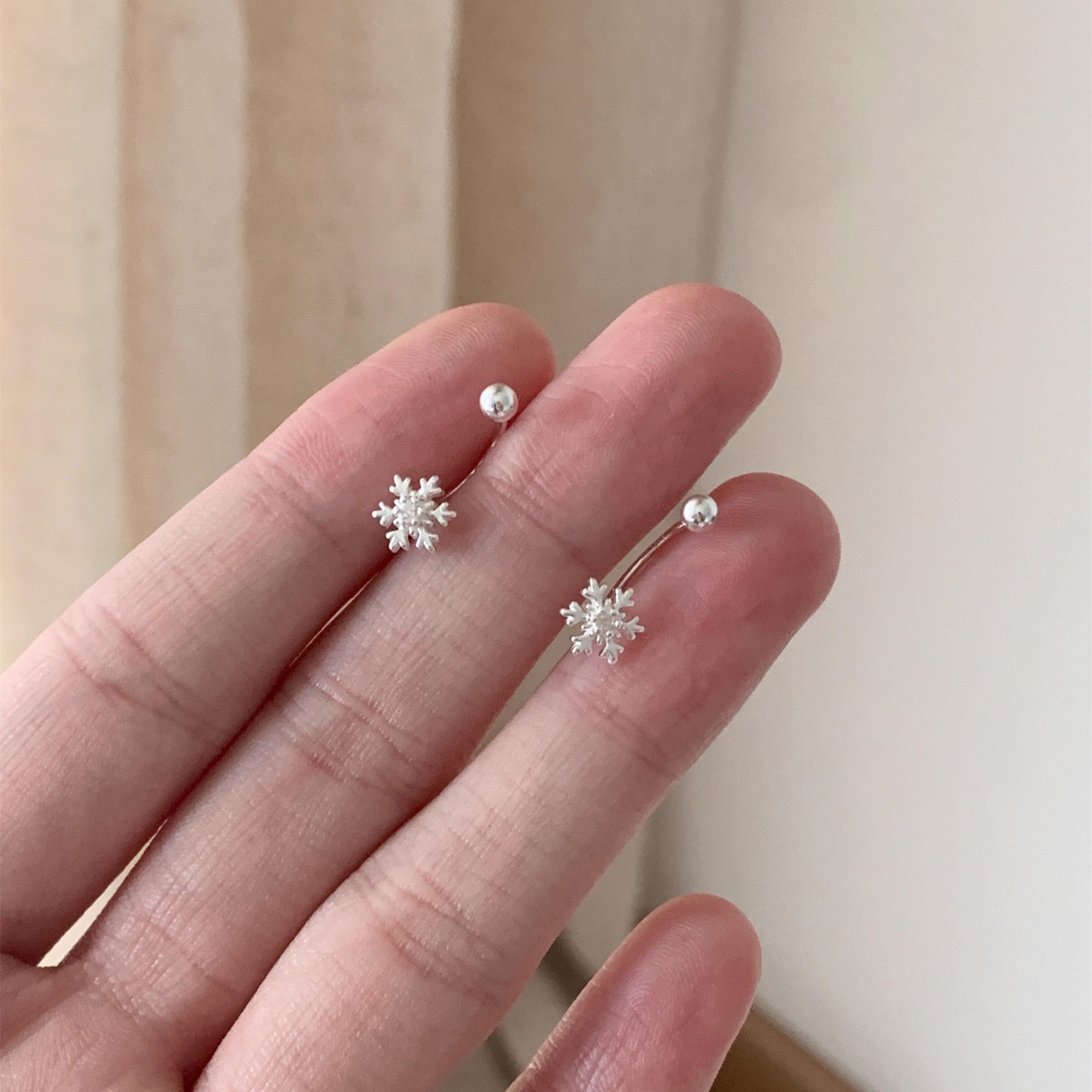 女性用 S925 スターリングシルバーイヤリング、2024 新作人気スノーフレークイヤリング、軽い高級感、ハイエンド、ファッショナブルなバックハンギングイヤリング