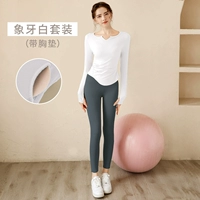 Белый топ + средний серый брюки [с грудной клеткой]