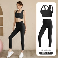 Черный бюстгалтер, черные леггинсы