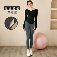 Черный топ + средние серые брюки [с накладной для груди]