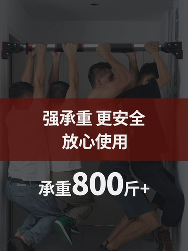 Одиночные семьи семейных внутренних детей в дверях дома без стены.