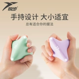 Фасциальный мяч четырех -корн Массаж шариков Фитнес -игрок, держащий мяч и нижнюю часть подошвы плеча и мышц